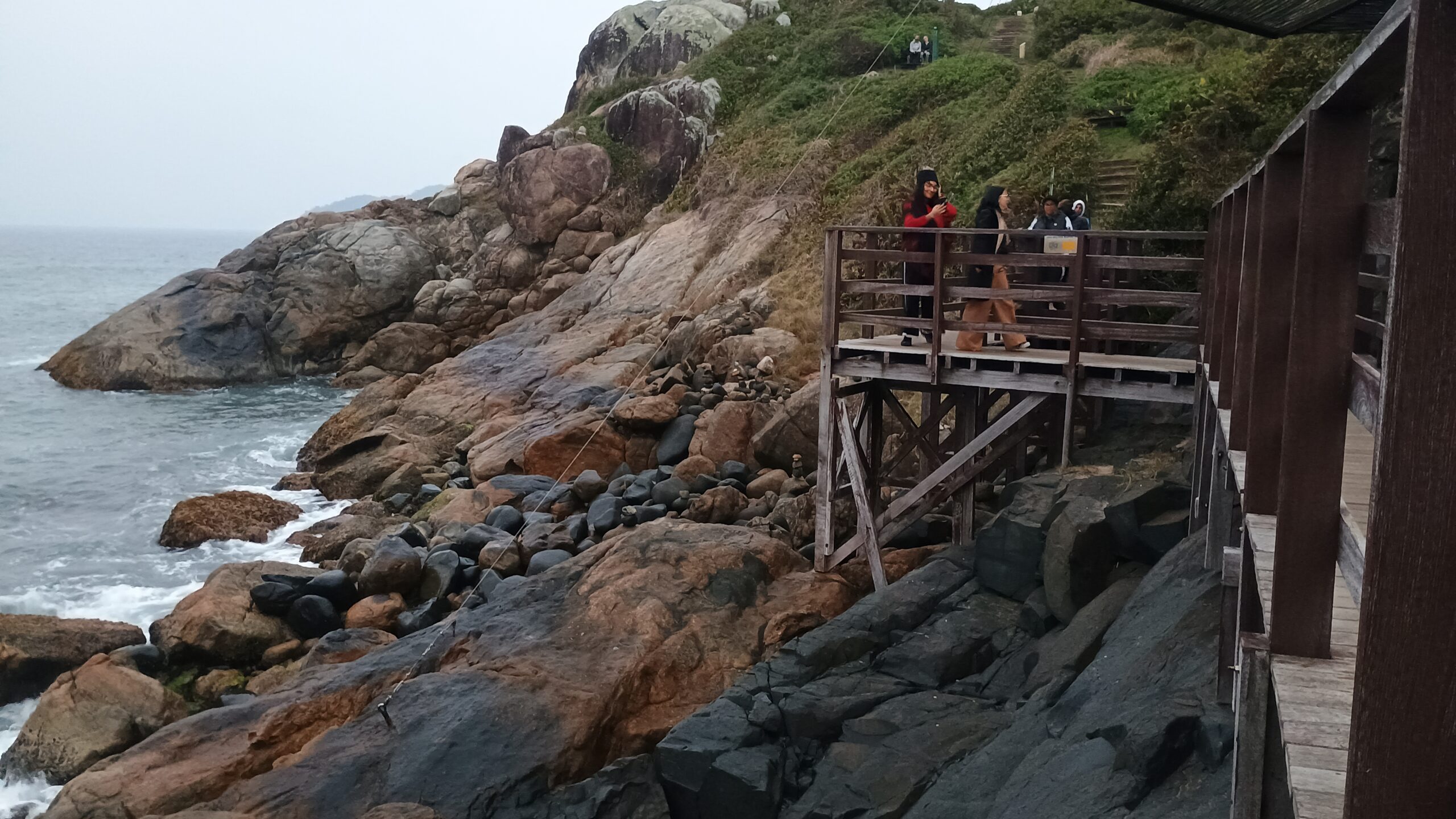 Turistas em trecho da trilha do Museu Arqueológico das Inscrições Rupestres, na Praia do Santinho - Foto: Samuel Ferreira